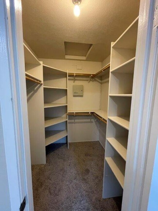 Building Photo - Fabulous 3 Bed 2 Bath home in the Heart of Elk Grove