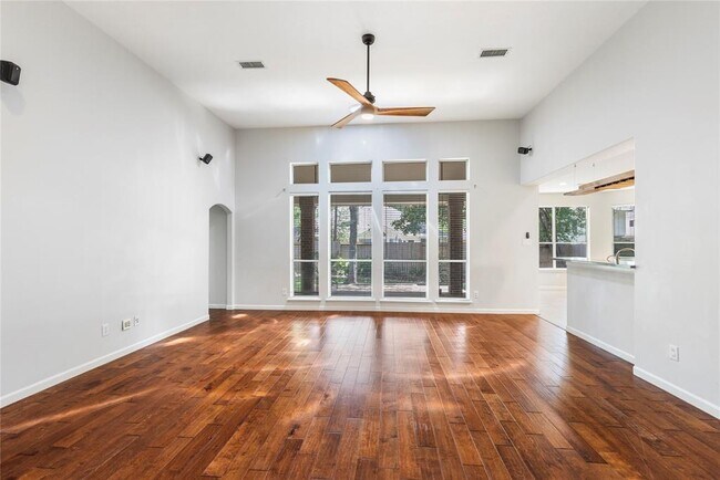 Building Photo - 11 Belcarra Pl