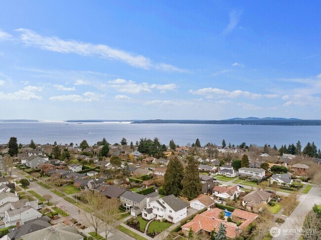 Building Photo - Exceptional Magnolia Home - Rare opportunity to live in Seattles Premier  Neighborhood