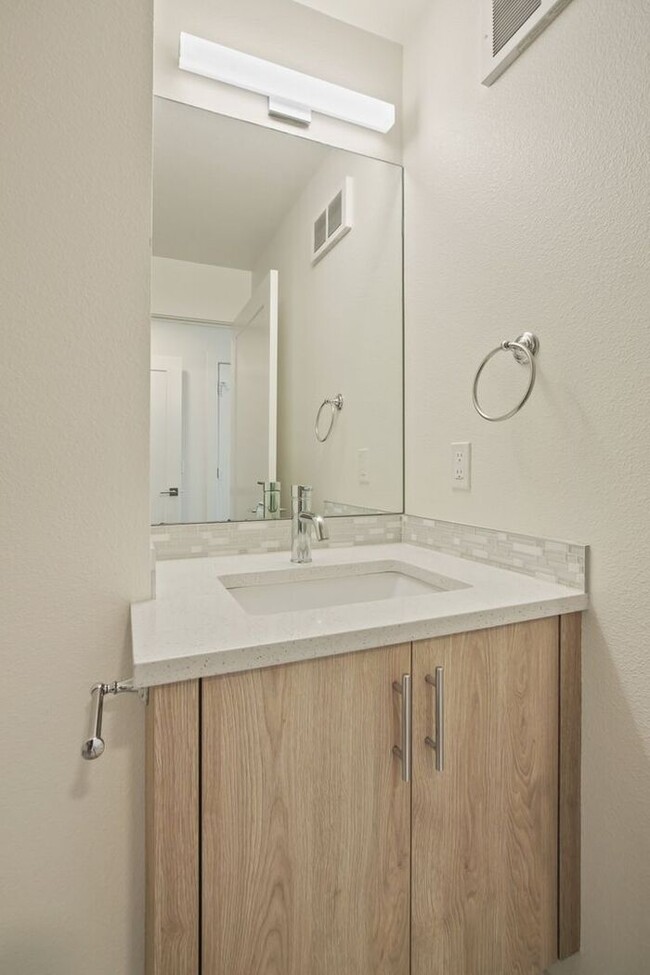 Building Photo - Sunnyside 12 Apartments Available! 1 bed, ...