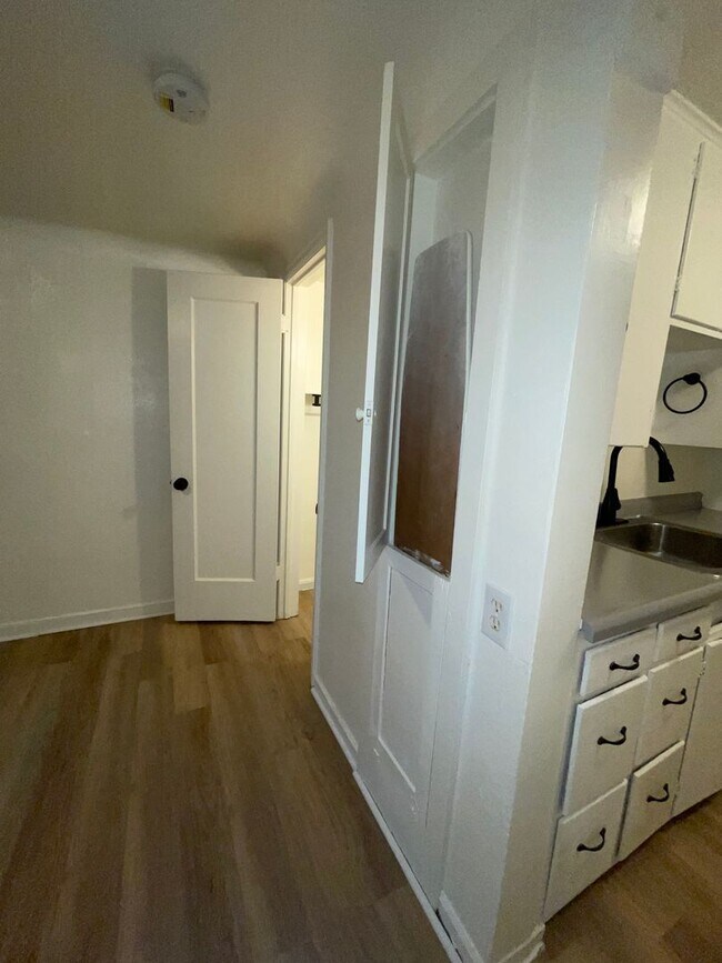 Building Photo - LOWER SOUTH HILL ONE BED NEAR HUCKLEBERRY'...