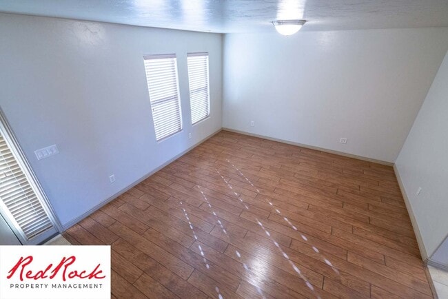 Building Photo - Beautiful 3 bedroom, 2.5 bathroom Townhome...