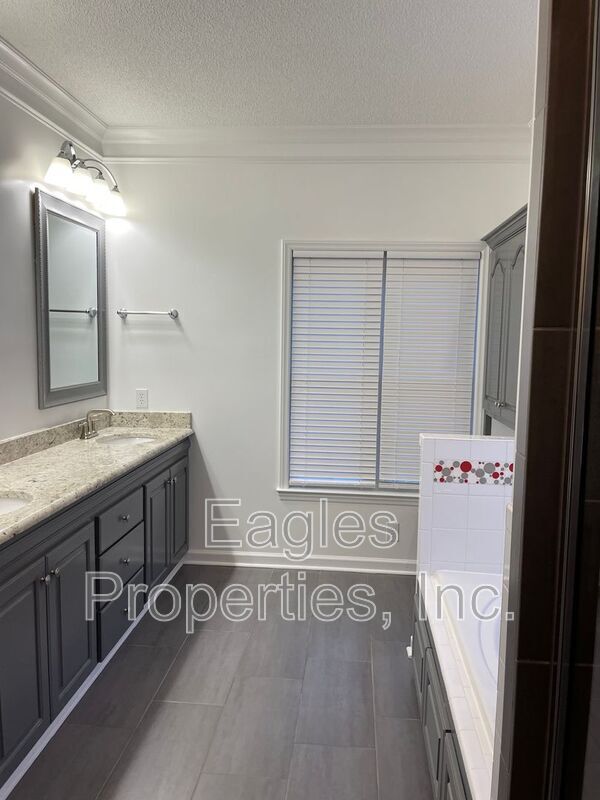Building Photo - 608 Adler Ln