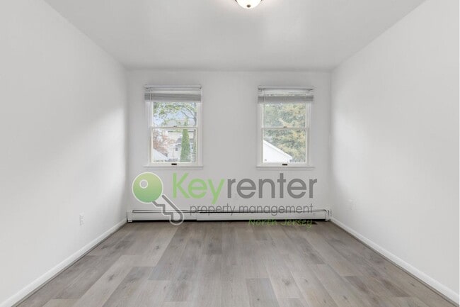 Building Photo - Spacious 3-Bed, 2-Bath First-Floor Unit wi...