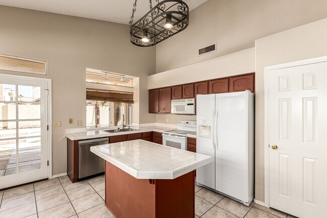 Building Photo - Beautiful 3 bedroom home in Ahwatukee Foothills with sparkling pool!