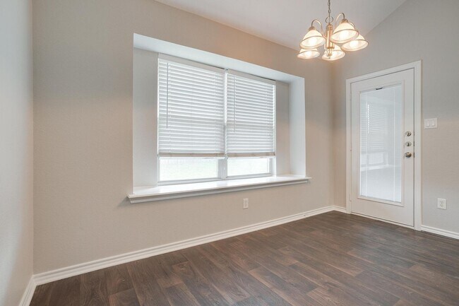 Building Photo - Great 3 Bedroom, 2 Bath, Brick Home in Gre...