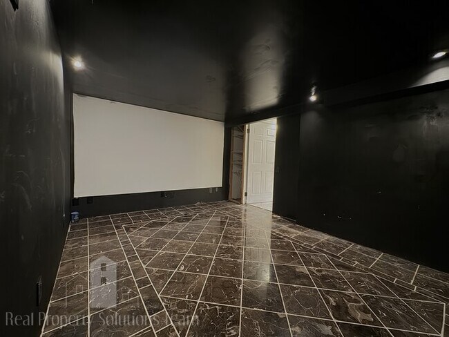 Building Photo - Beautiful home in Clintonville