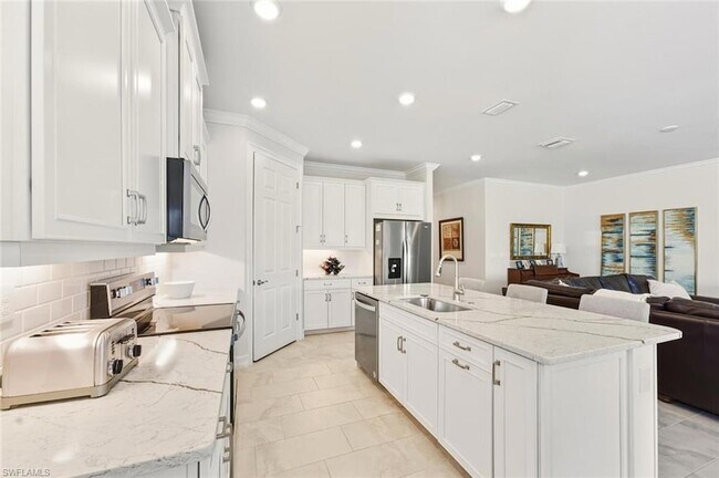 Building Photo - 28044 Sanibel Sands St