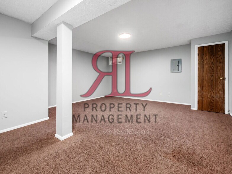 Building Photo - 6678 Manring Ct