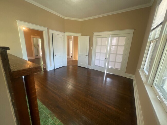 Building Photo - 1860/1862 Court Avenue