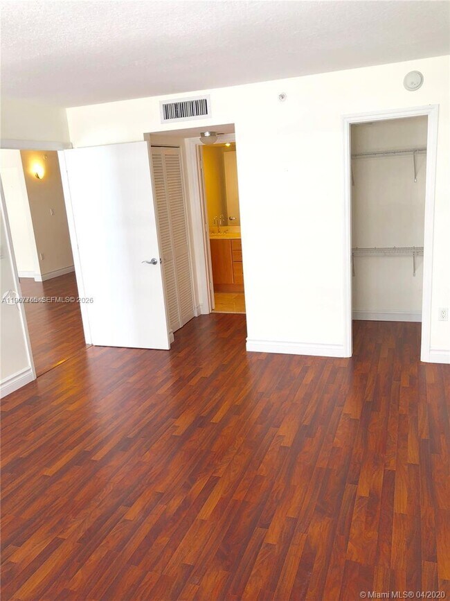 Building Photo - 6917 Collins Ave