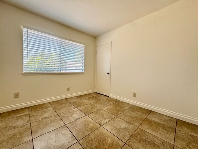 Building Photo - Charming 3 Bedroom in Thousand Oaks