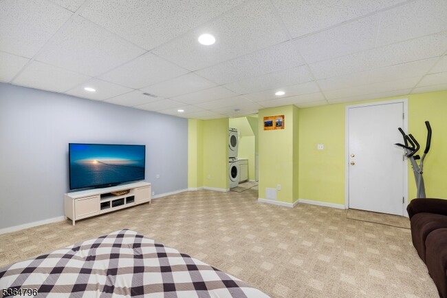 Building Photo - 28 Pinfold Ct