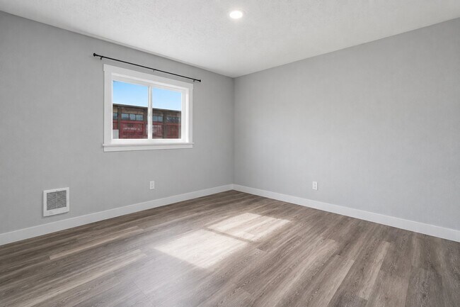 Building Photo - 1051 W Oak St