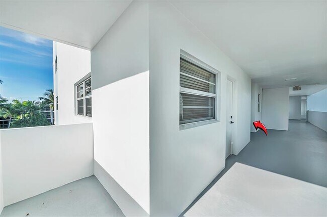 Building Photo - 3051 NE 48th St