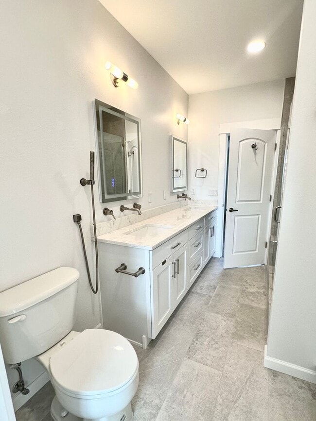 Building Photo - Modern 3 bedroom, 2.5 bathroom Townhome in Mapleleaf!