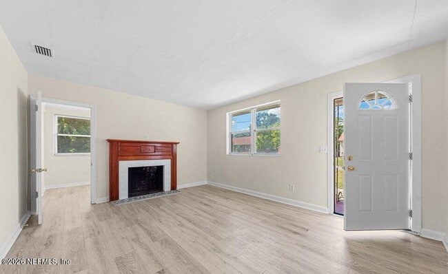 Building Photo - 7115 Lucky Dr E