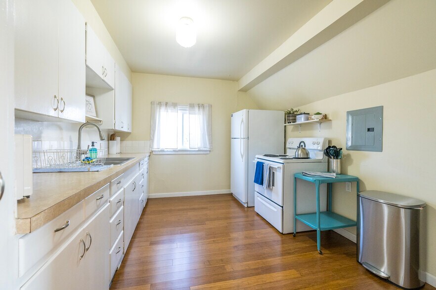 Kitchen - 1527 W Knox Ave