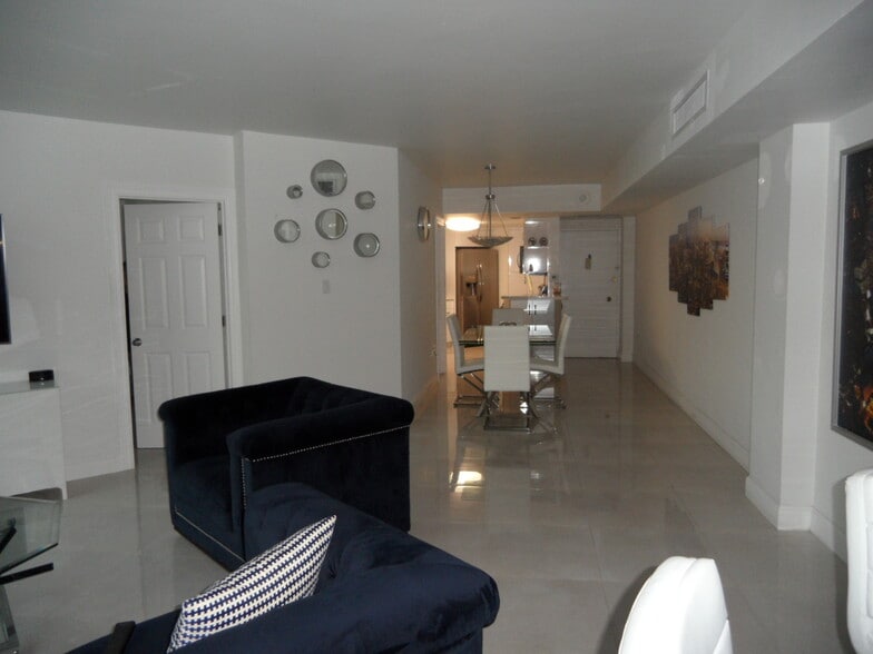 Building Photo - 825 Brickell Bay Dr