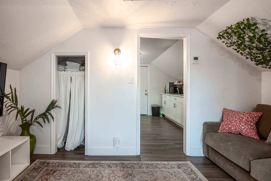 Building Photo - 1895 S 200 E