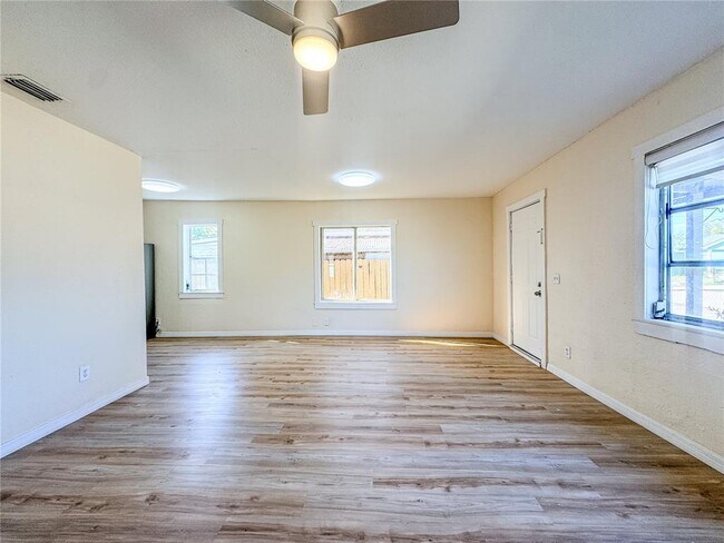 Building Photo - 2017 Hemlock St