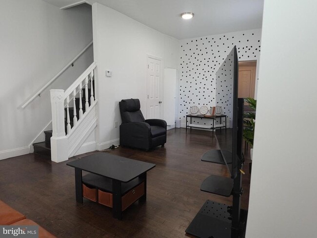 Building Photo - 6139 Larchwood Ave