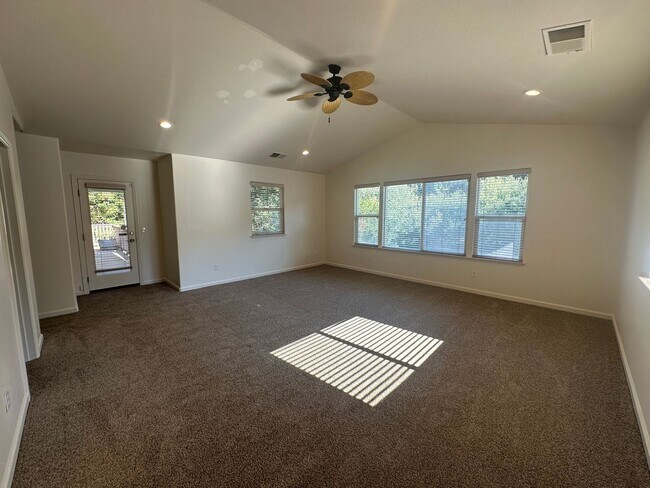 Building Photo - Spacious 3-Bedroom, 2-Bath Home for Rent i...