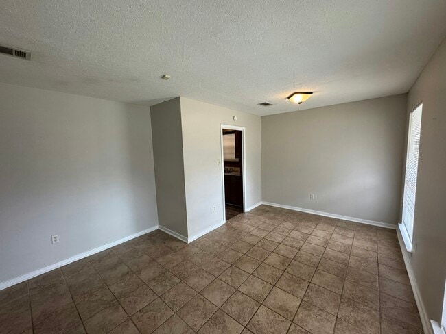 Building Photo - 1936 Longwood Dr