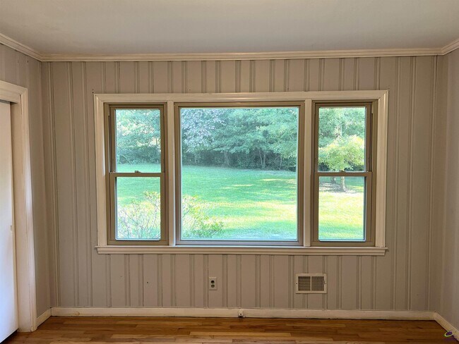 Building Photo - 2855 Riverview Rd