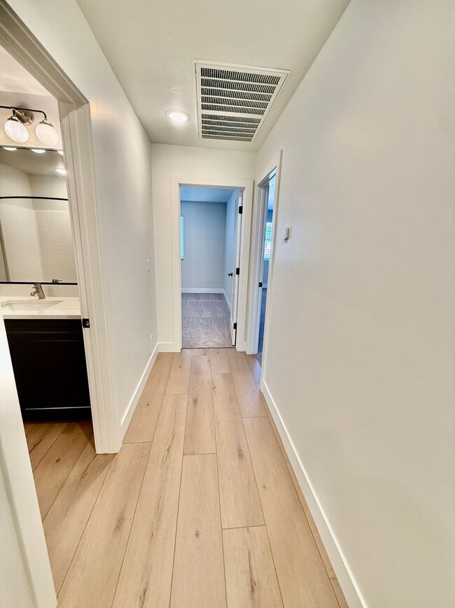 Building Photo - Spacious 3-BR Townhome in Washington