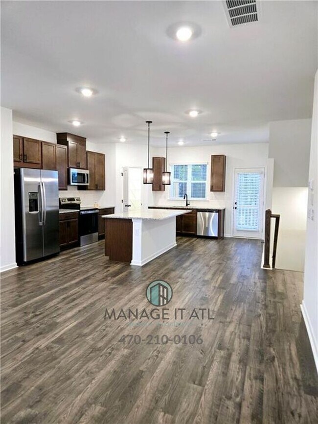 Building Photo - Beautiful End-Unit three-story townhome in Tucker