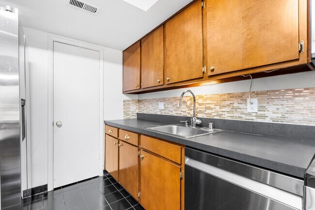 Building Photo - 110 Cross Keys Rd