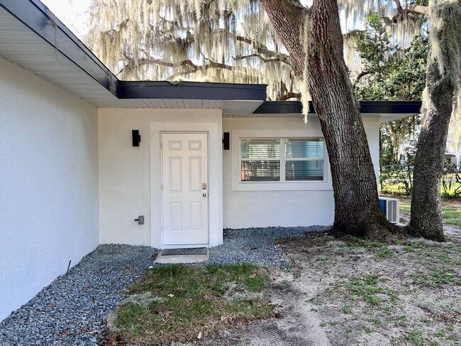 Building Photo - Charming Three-Bedroom Home