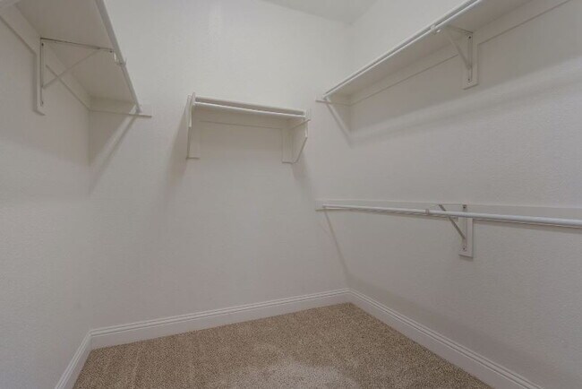 Building Photo - "Beautiful 3-Bed, 2-Bath Retreat in Northl...