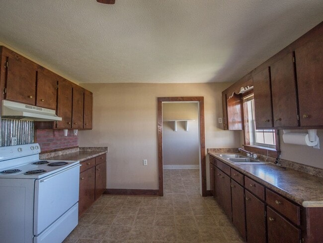 Building Photo - Country Setting Home