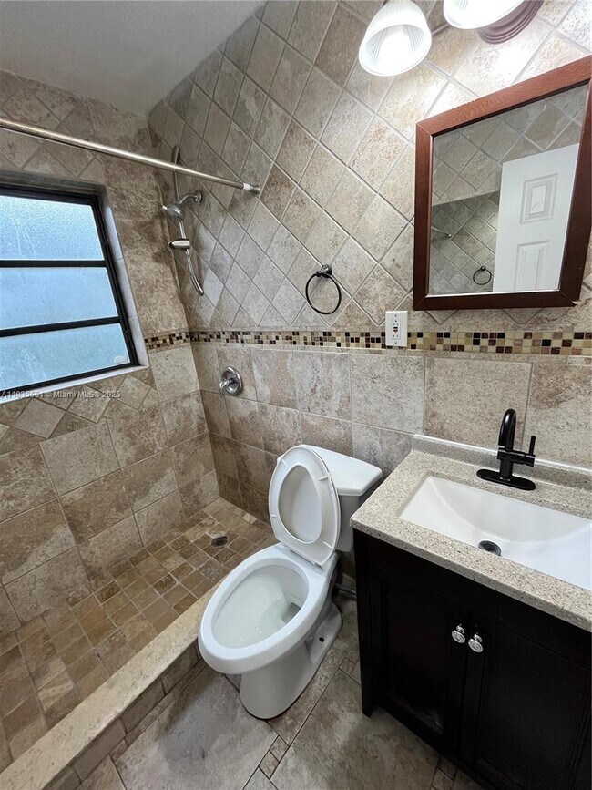 Building Photo - $3,000MONTHLY;1608 S 19TH AVE #HOUSE HOLLY...