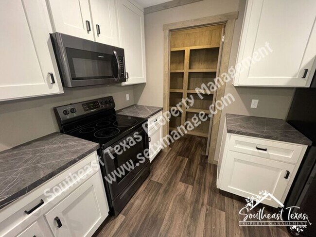 Building Photo - 4740 Ariola Ln