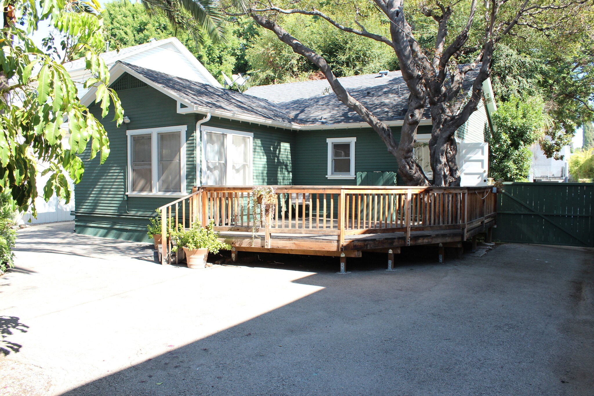 Building Photo - 1221 N Orange Grove Ave