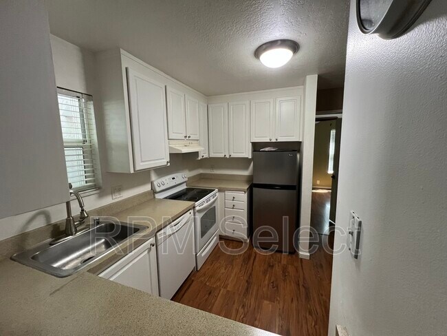 Building Photo - 385 Camelback Rd