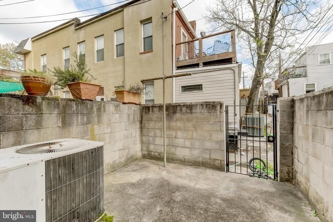 Building Photo - 2418 Hudson St