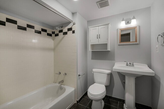 Building Photo - Available Now! 3 Bed 2 Bath House Near the...