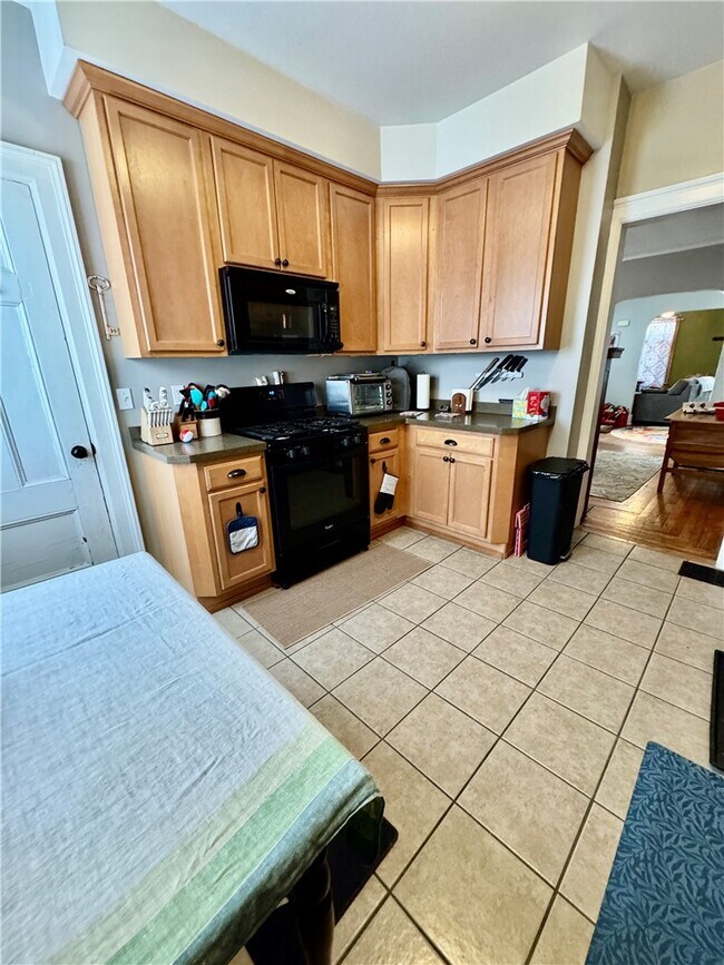 Building Photo - 275 Rosedale St