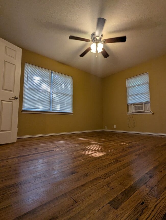 Building Photo - Quaint 3/2 on large shaded lot in Azle! Su...