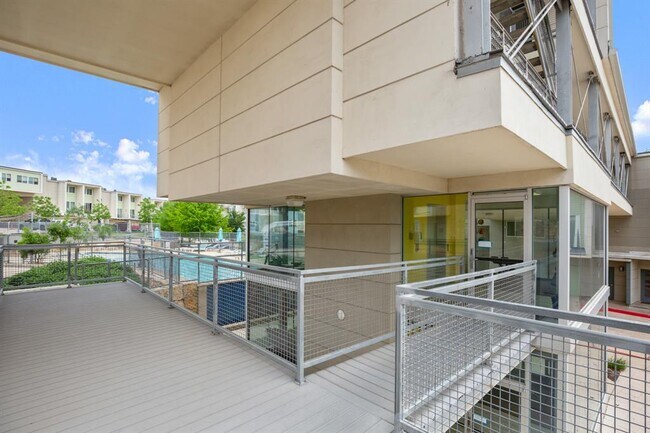Building Photo - 604 N Bluff Dr