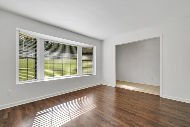 Building Photo - 890 Richardson Rd