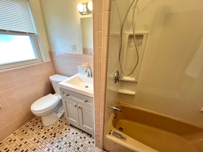 Building Photo - 171 School St