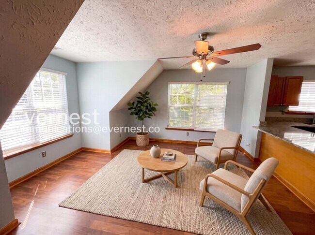 Building Photo - 3-Bed/2-Bath Townhome in Salemtown/Available Now!