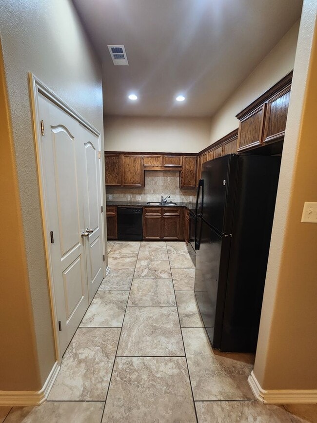 Building Photo - Beautiful 3 bed/2 bath Duplex off of Bunny...