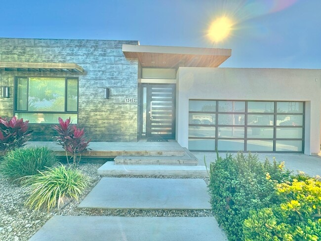 Building Photo - Beautiful Zen inspired modern 3 Bed + 3 Bath House + Garage + Private Yard