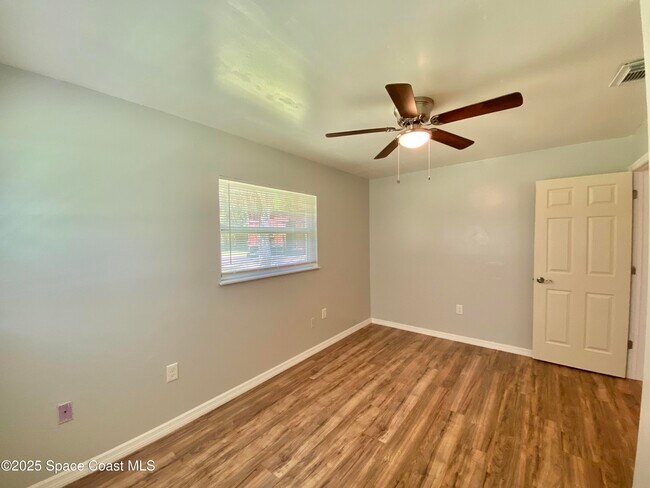 Building Photo - 555 Kings Way